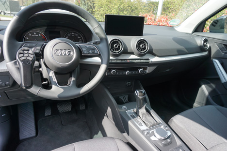 Audi Q2 Fuss- und Handbedienung auf Links